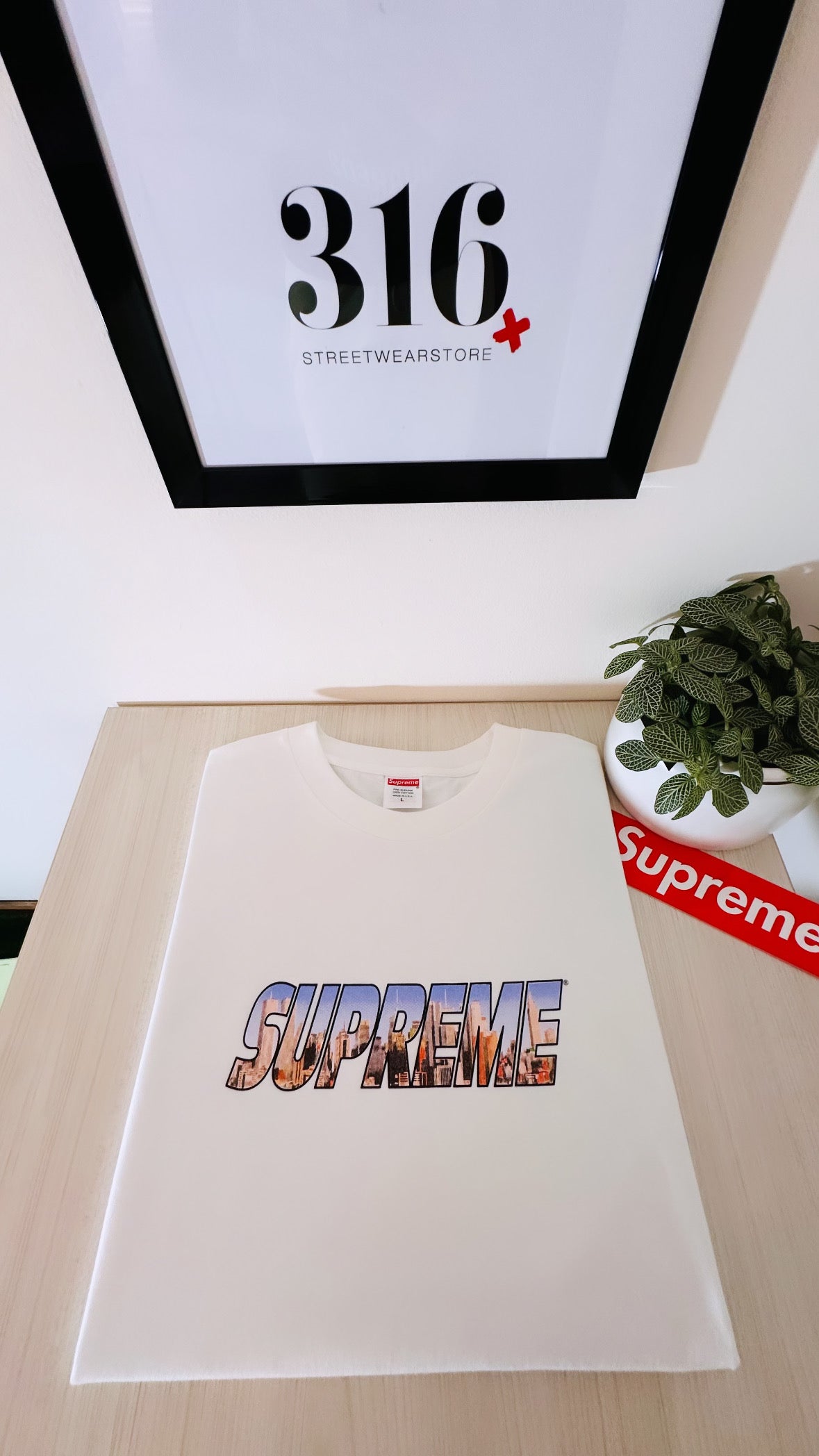 Supreme tee
(Gotham Tee) NY