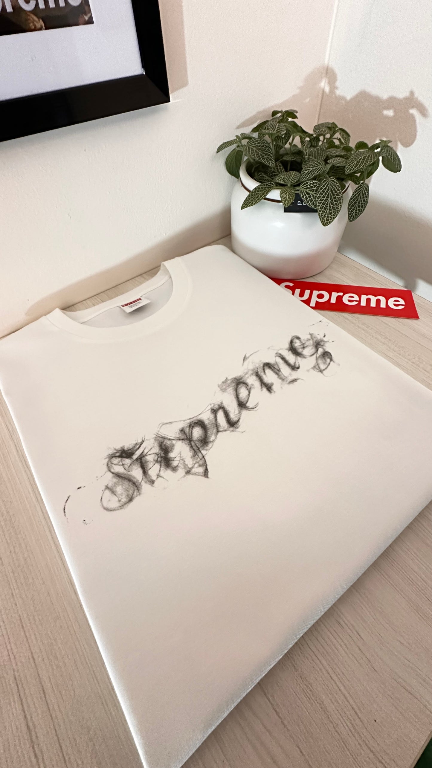 Supreme tee
(SMOKE)