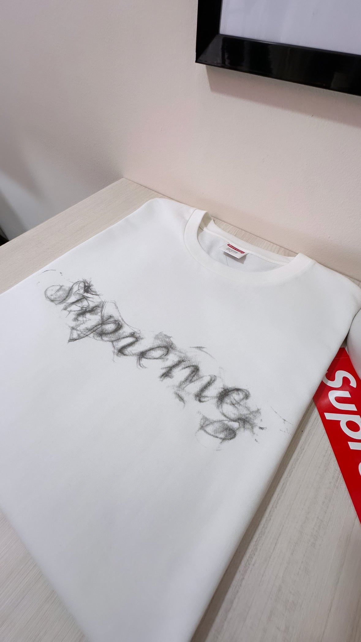 Supreme tee
(SMOKE)