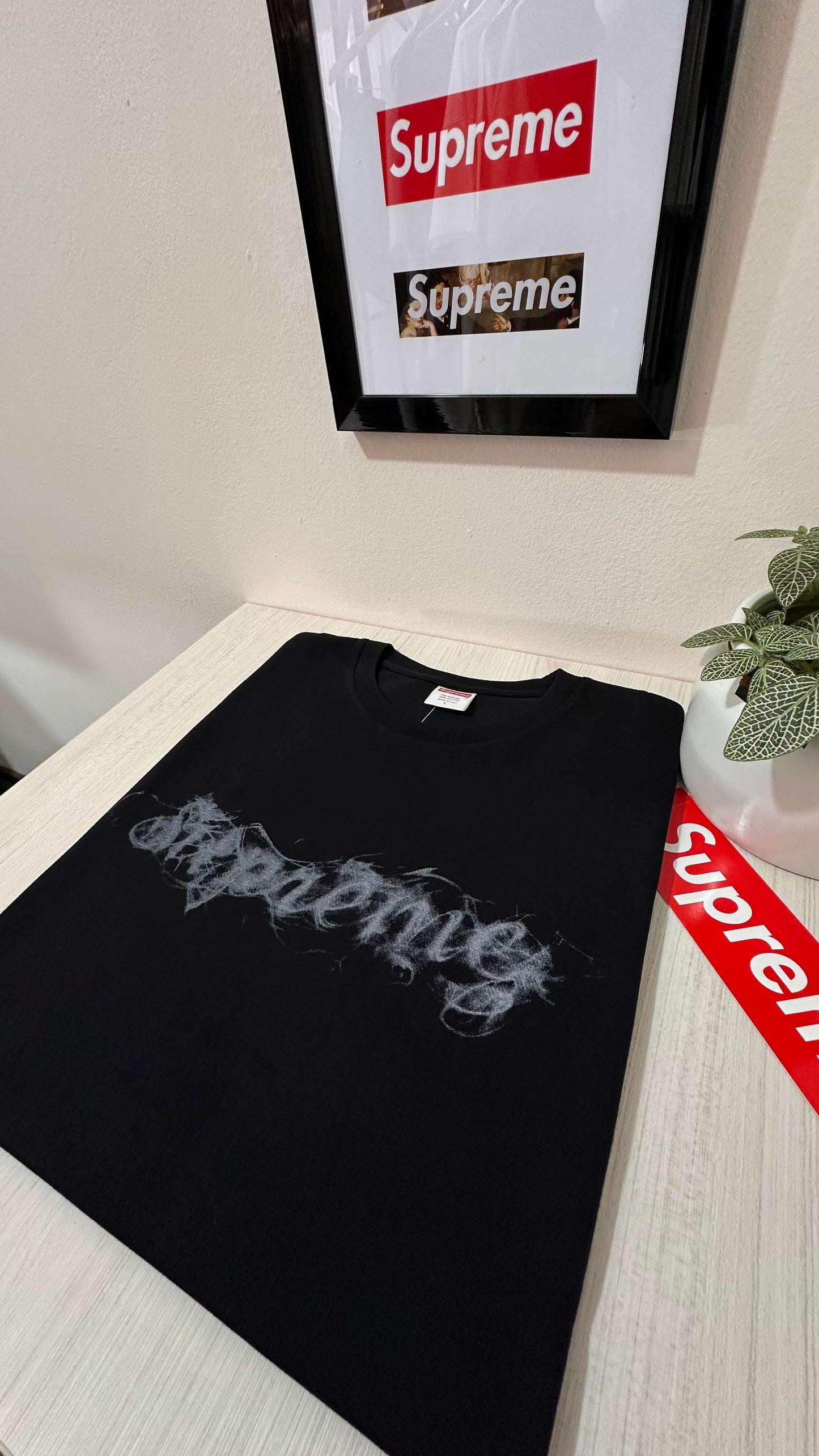 Supreme tee
 - SMOKE (Black )