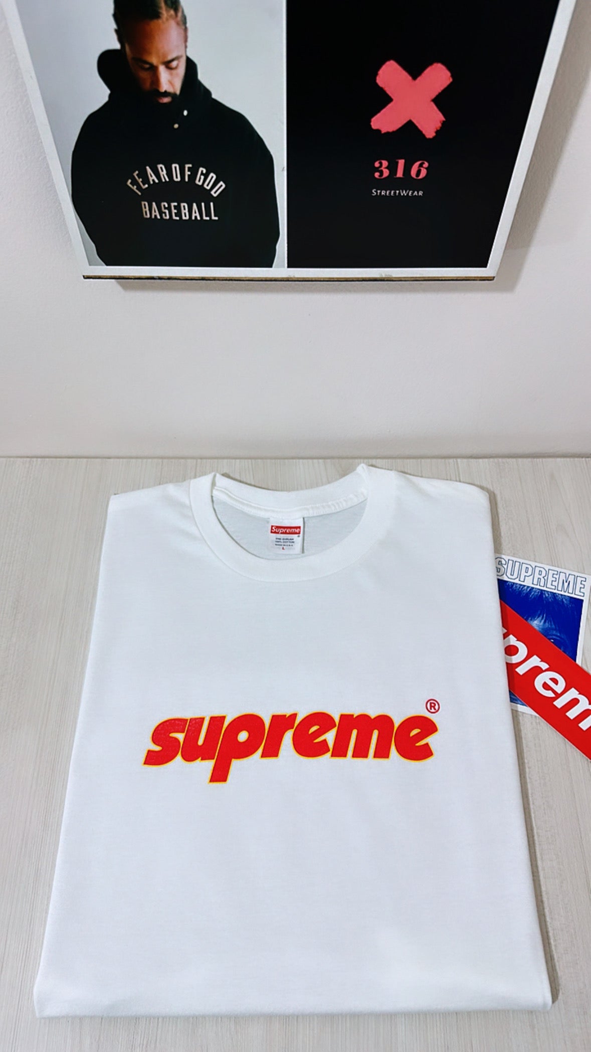 Supreme tee
 (pinline tee)