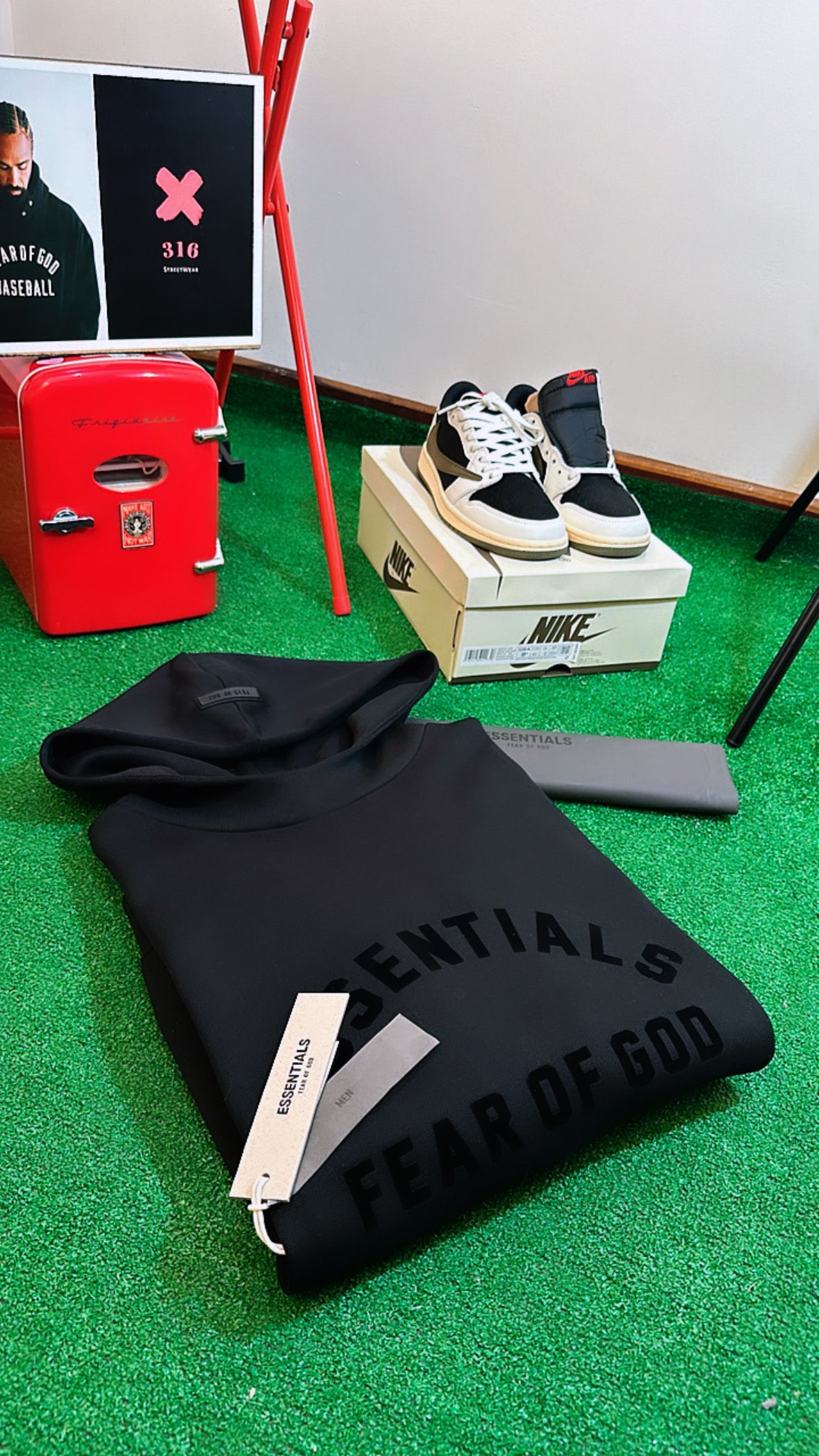 ESSENTIALS Hoodie
Black collection 2023